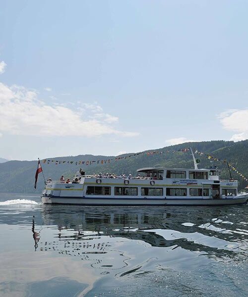Ein Tourismusschiff das den Millstattsee befährt