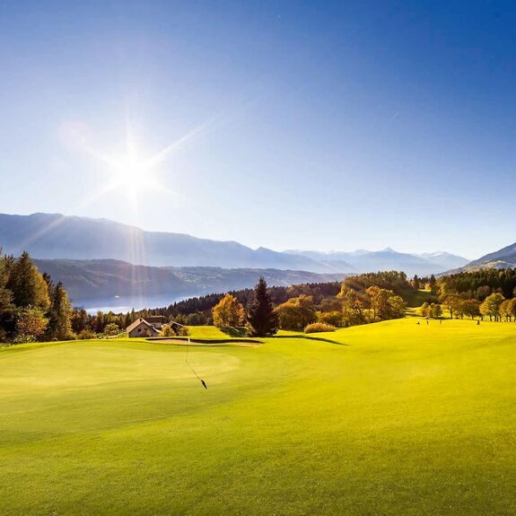 Golfplatz im strahlenden Sonnenschein See im Hintergrund